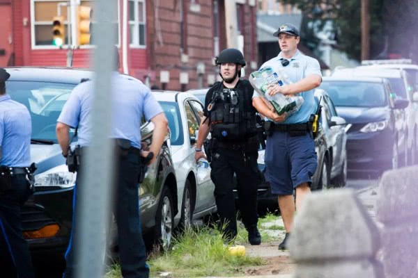 费城今早发生的枪战 让华春莹回怼佩洛西的话应验了 看点快报