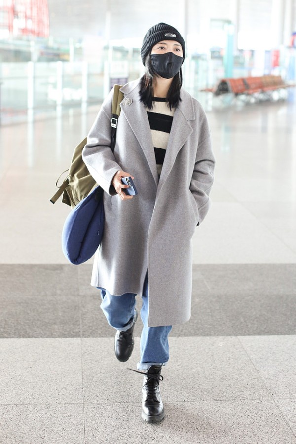 穿过那么多鞋子 姚晨钟爱的还是prada短靴 时髦百搭还能显高 天天要闻