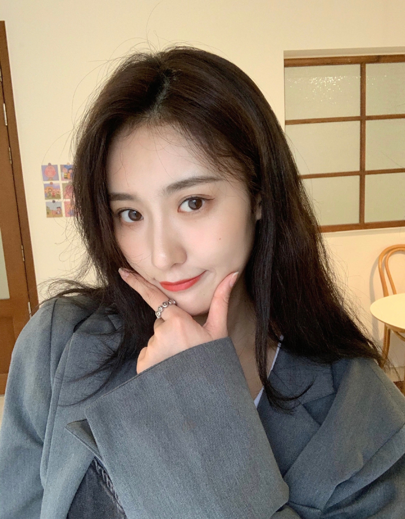 美女气质明星马月穿宽松外套居家自拍美照