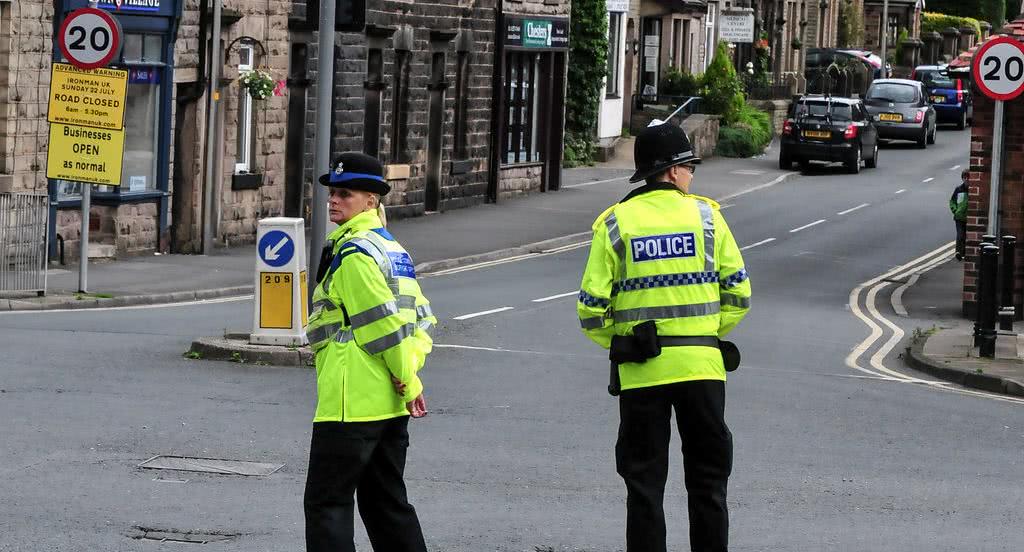 英国女警察被犯人吐口水 当场委屈落泪 称唾液进入眼睛担心感染 看点快报