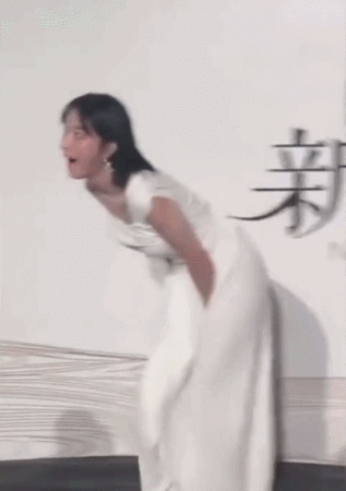 折长裙登上红毯,殊不知却在走到媒体拍摄区时,突发奇想大动作掀了裙摆