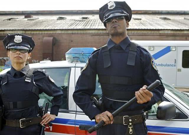 外国男子吸毒被强制搜家 警察打开门后 大骂人渣 害人害己 看点快报