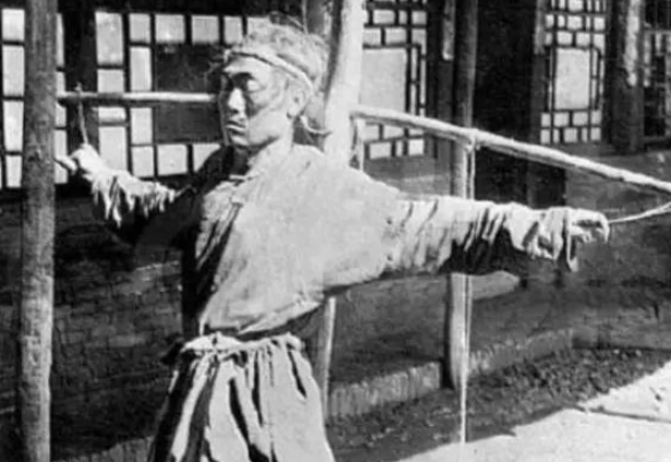 这种刑罚,一般让这些受罚者跪上三天三夜,中途不允许吃饭喝水上厕所