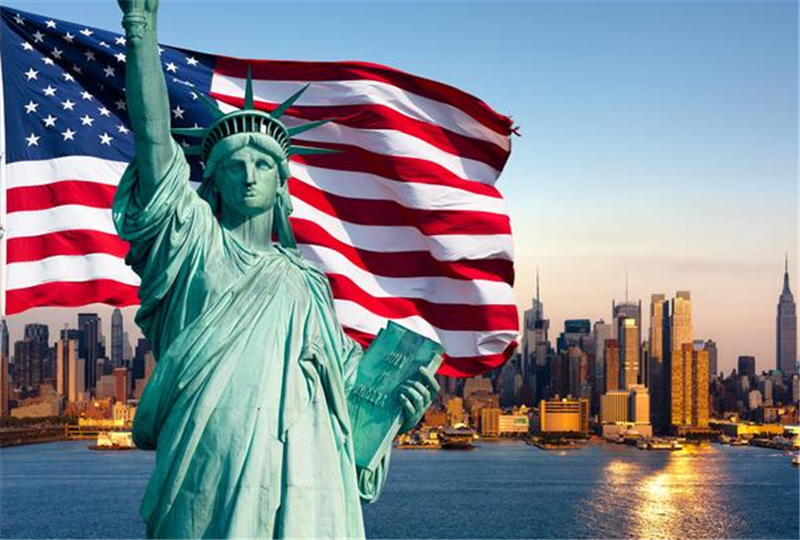 而自由女神像手上拿着的则是《独立宣言》,宣告着在那一天美国真正的