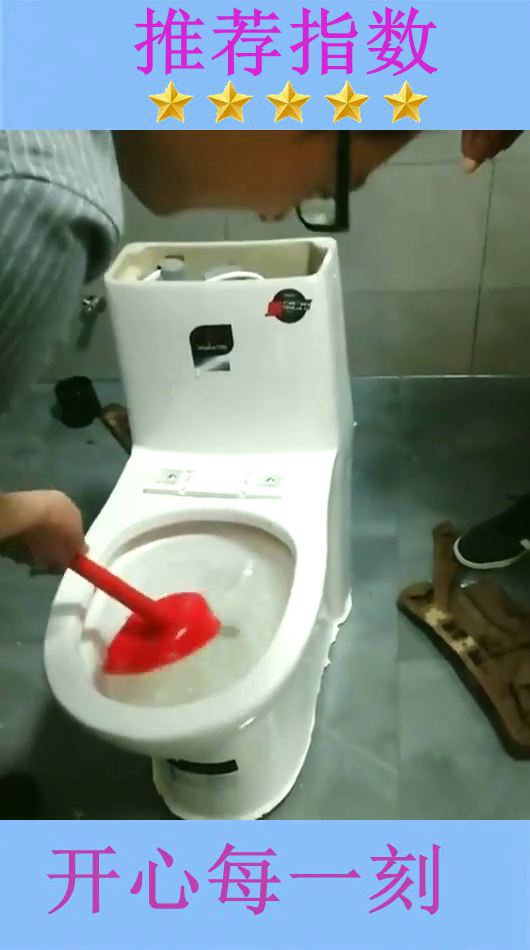 马桶恶搞吃面视频，