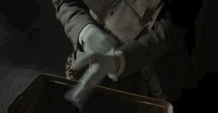 甚至在自己的父亲已经被装入棺木中后,丁卯还不放弃,支开家里的仆人