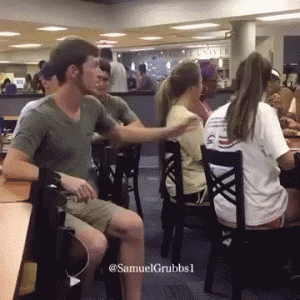 搞笑gif:本来就可以吃的,听老人说战争年代西瓜皮可以