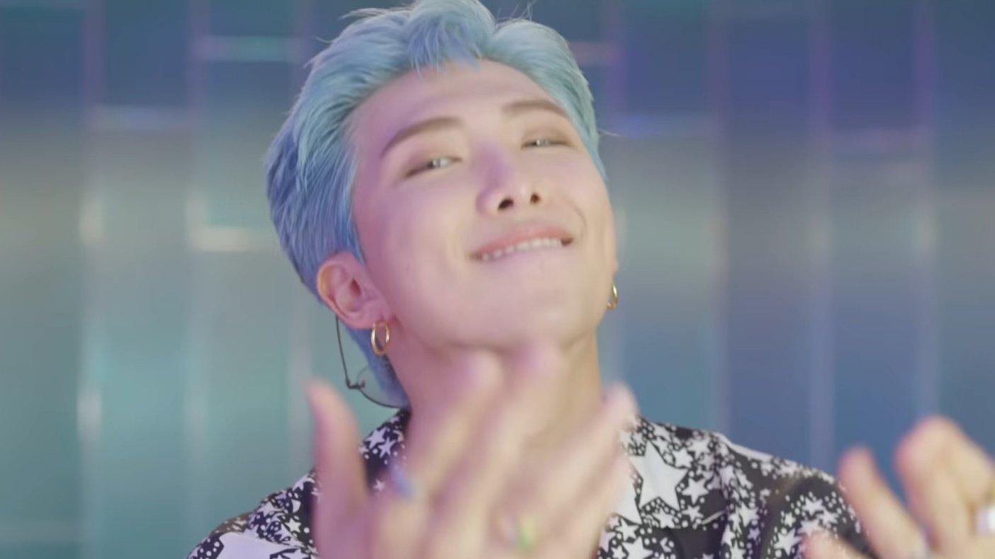 Bts新歌集体蹦迪 金泰亨绿马甲似少爷 田柾国顶胯 模仿迈克尔 杰克逊 天天要闻