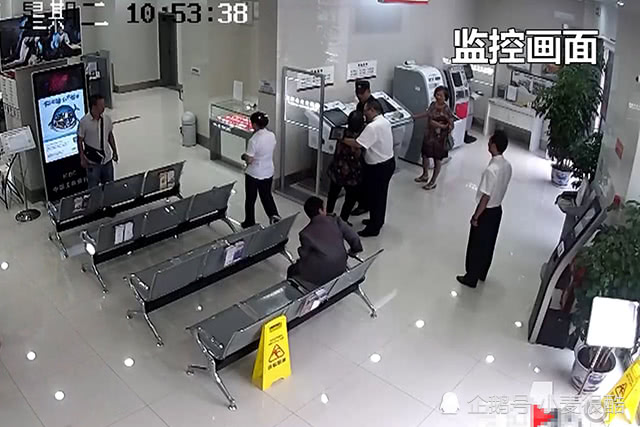 从atm 柜台取到假钱 怎么办 只需 这一招 银行乖乖赔钱 看点快报