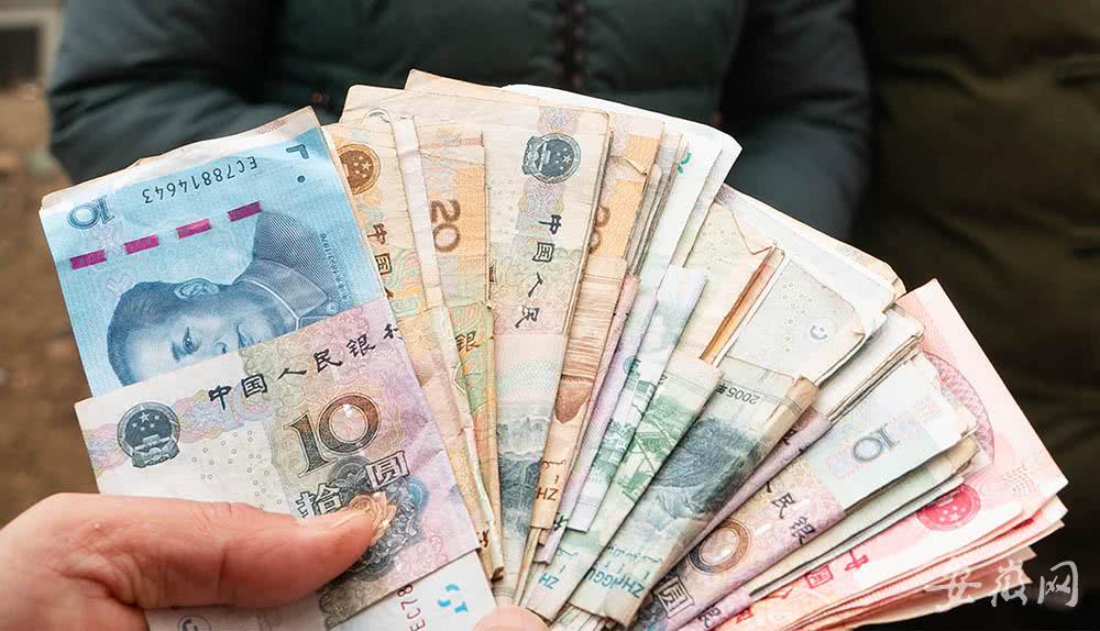 残疾贫困户掏出2000元零钱 向战