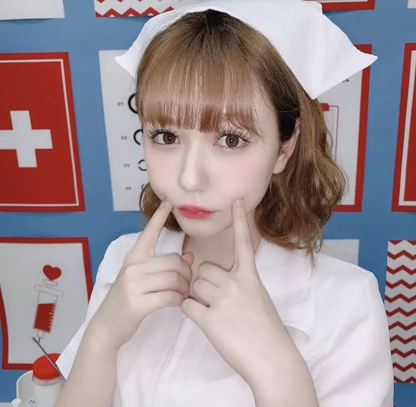 混血女星曝家人照片 俄罗斯妈妈和妹妹神仙颜值 爸爸却其貌不扬 看点快报