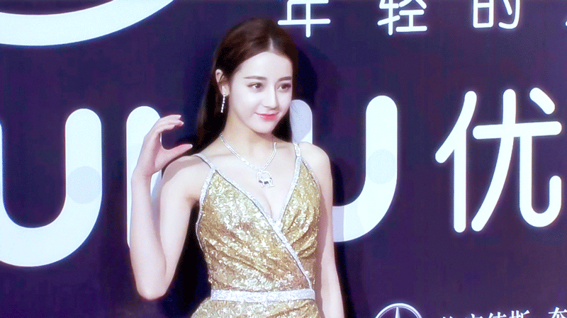 迪丽热巴太敢穿了,金色低装礼服裙,全程靠手挡