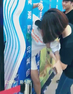 往期精彩 搞笑gif趣图:生活中充满仪式感,小姐姐脱了鞋要先闻一下!