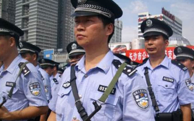 警服有蓝色和白色 白色怎么总在电视上看到 现实中怎么见不到 看点快报