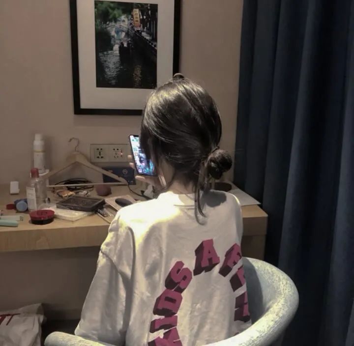ins风格女生头像/听闻少年二字 应与平庸相斥