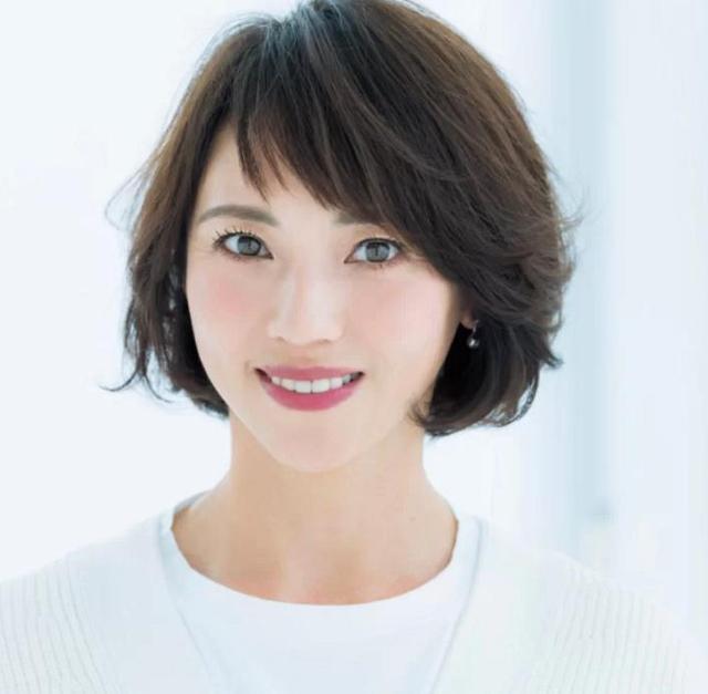 45岁剪什么发型好看,适合45岁女人的短发 45岁过后的女人,真的不要轻易去留长发,看看今年流行又好看的短发发型
