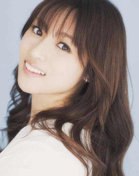 37岁日本女星被疑出轨 百亿男友要求签订婚前协议 若离婚不能分财产 看点快报