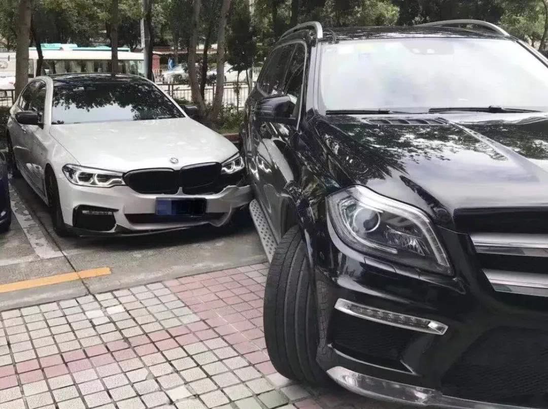 大奔出车位刮到宝马豪车车主索赔遭拒 车主 我的宝马比你的贵 看点快报