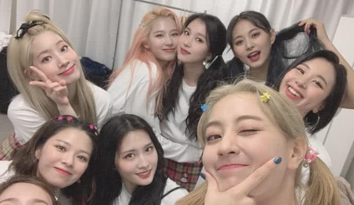 不畏新冠肺炎疫情 周子瑜首发个人写真集 看点快报