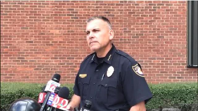 美国人又在作死 3000人不戴口罩聚会 警方介入却遭集体围攻殴打 看点快报