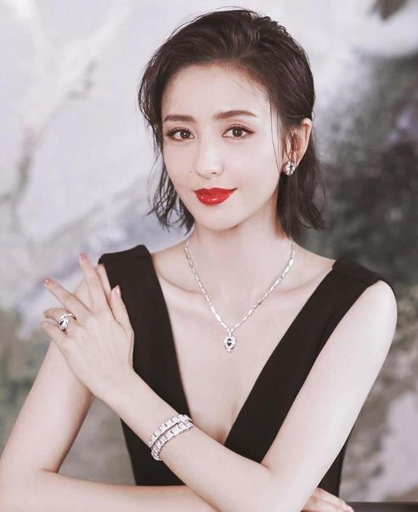 佟丽娅的新发型火了,36岁瞬间变成16岁少女,网友:心脏