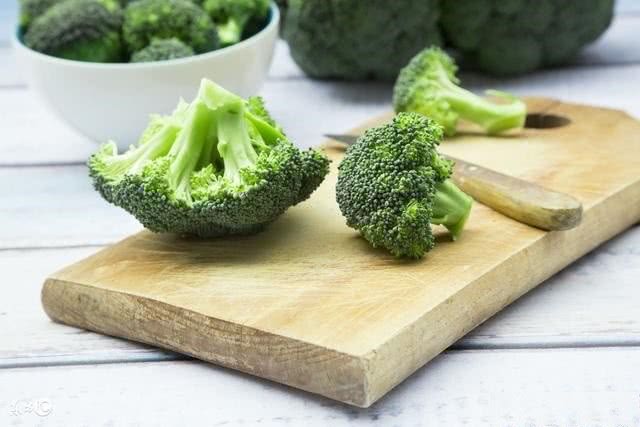 婆婆做的西兰花味道美 做法简单 适合全家老小 尤其是减肥 看点快报