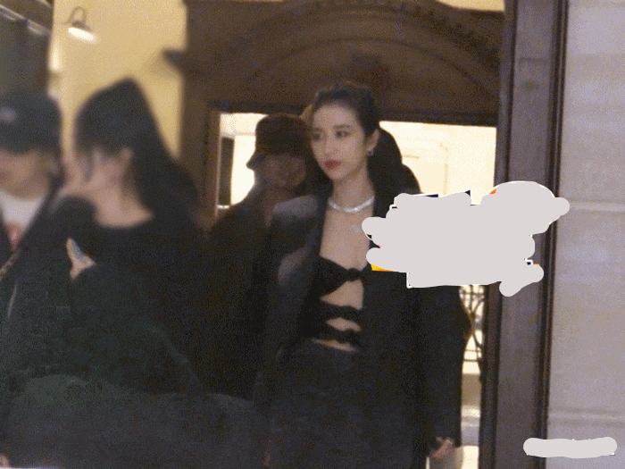 周雨彤穿着大胆参加活动,敞怀西装露吊带内搭,大露雪白风光!