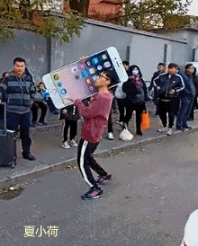 搞笑gif趣图:抓住了一只野生的伴娘,不按套路出牌啊!