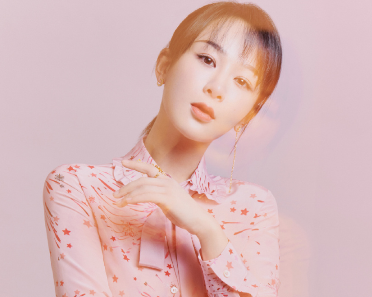 杨紫回家途中被私生饭怼脸拍 谁注意她如何自保 紫米 心疼了 看点快报