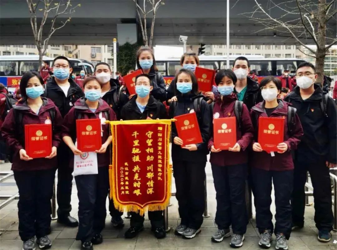 致敬抗疫英雄 都江堰欢迎你们回家 看点快报