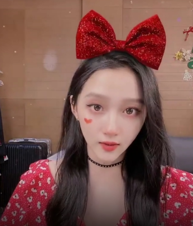 有种 简单随意 叫关晓彤 口红当眼影用 没有女明星的样子 看点快报