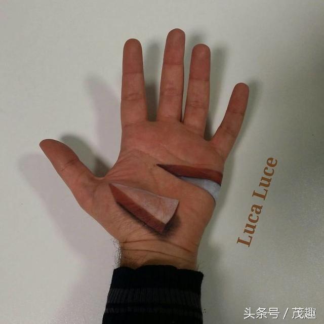 他的手能够召唤各种东西,逼真到隔着屏幕都感觉到痛