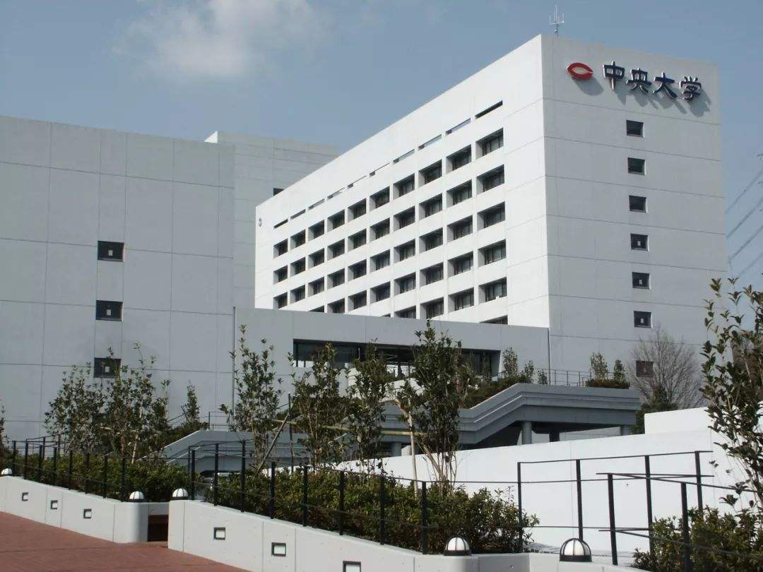 傍晚时分 中央大学紧急封校停课 大批警察进入警戒状态 看点快报