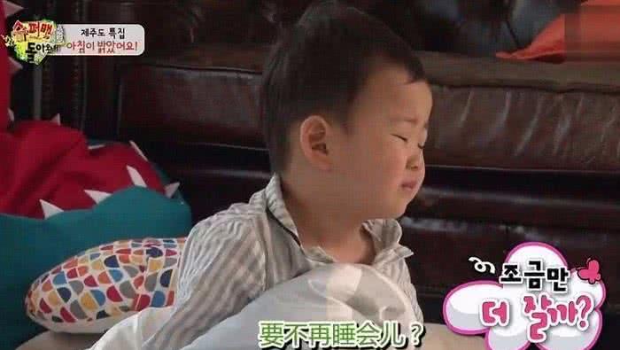 三胞胎兄弟中他的性格最活泼,也最可爱,而且也最受人喜欢.