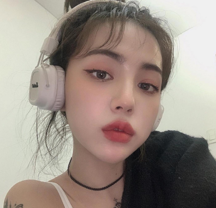 酷女孩·高冷·头像:失去不可怕,怕的是触景而伤情,睹物而思人