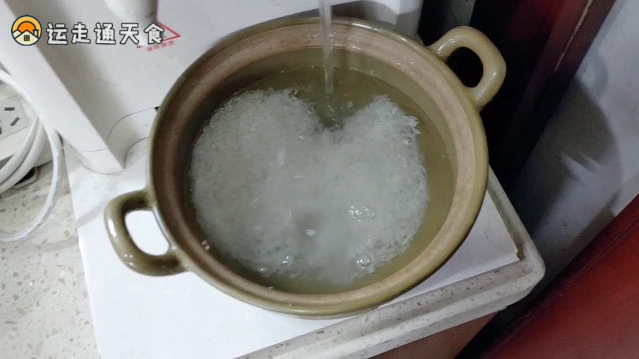 熬煮白粥不求人把握米和水的黄金比例 菜鸟也能熬出香绵的白粥 看点快报