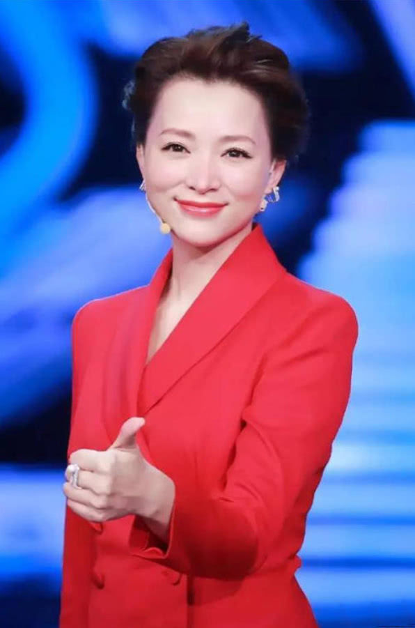 当47岁董卿与52岁周涛杨澜同穿红色西装,终于见识了高级的气质美