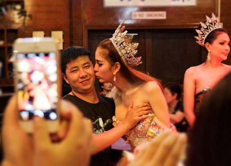 六年前,红遍泰国的人妖皇后,被中国土豪娶进家门,现在