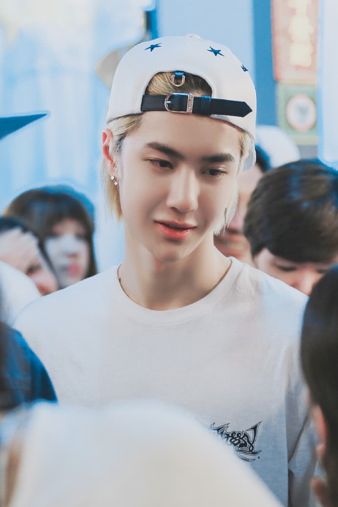 王一博出道前旧照流出,看到路人镜头下的他,网友:这个