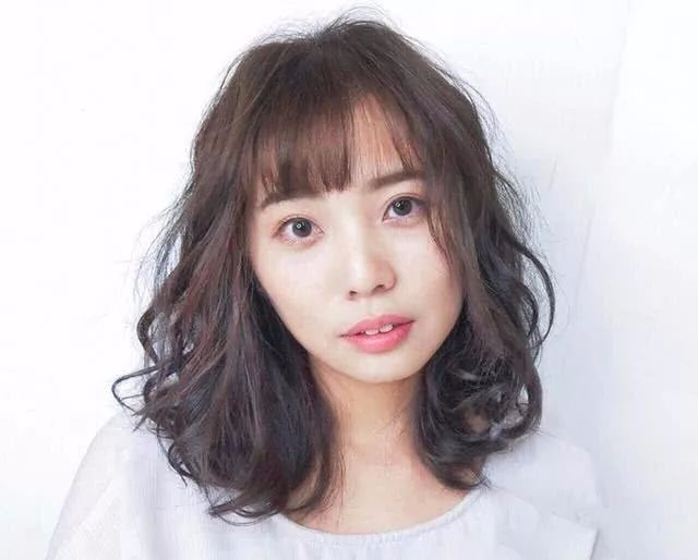 四十岁女人齐肩烫发,40岁女人最减龄烫发型 2020流行齐肩"烫发"!奔五的女人,留这3款发型,年轻10岁!