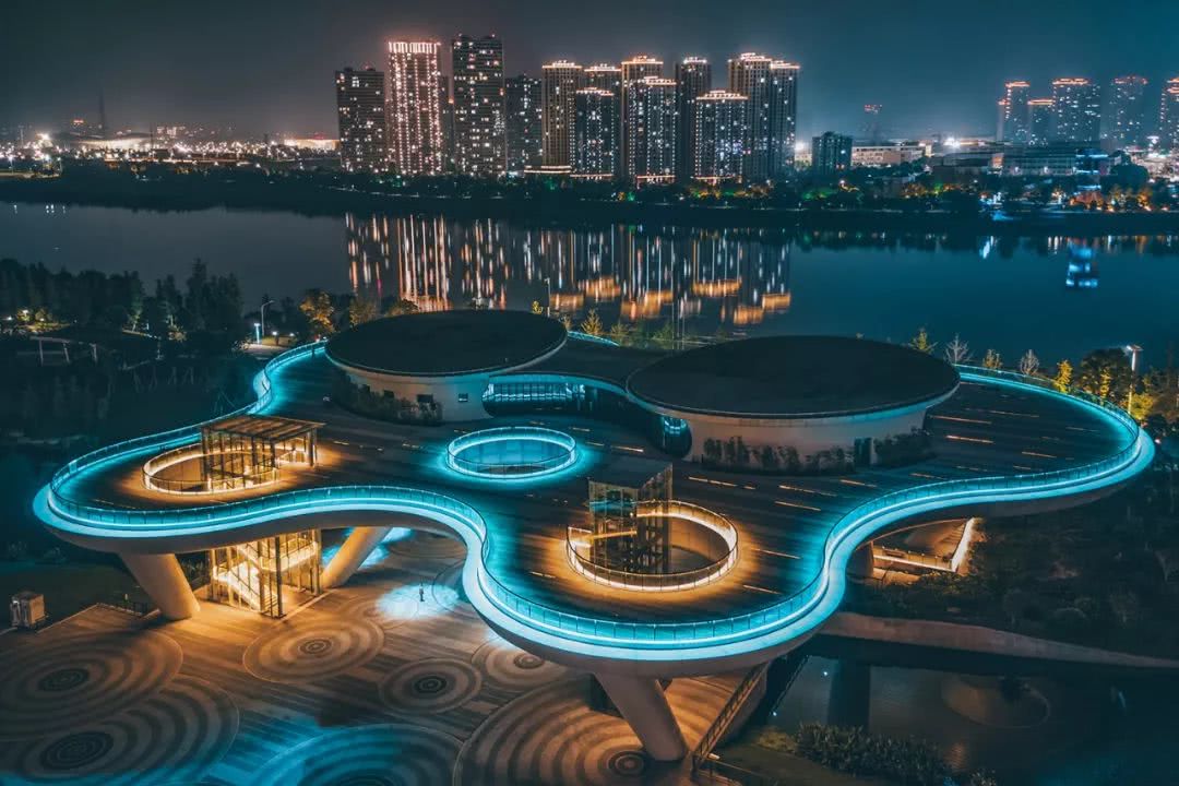 城市阳台,华灯初上望着曹娥江岸星星点点的万家灯火不禁醉心于上虞的