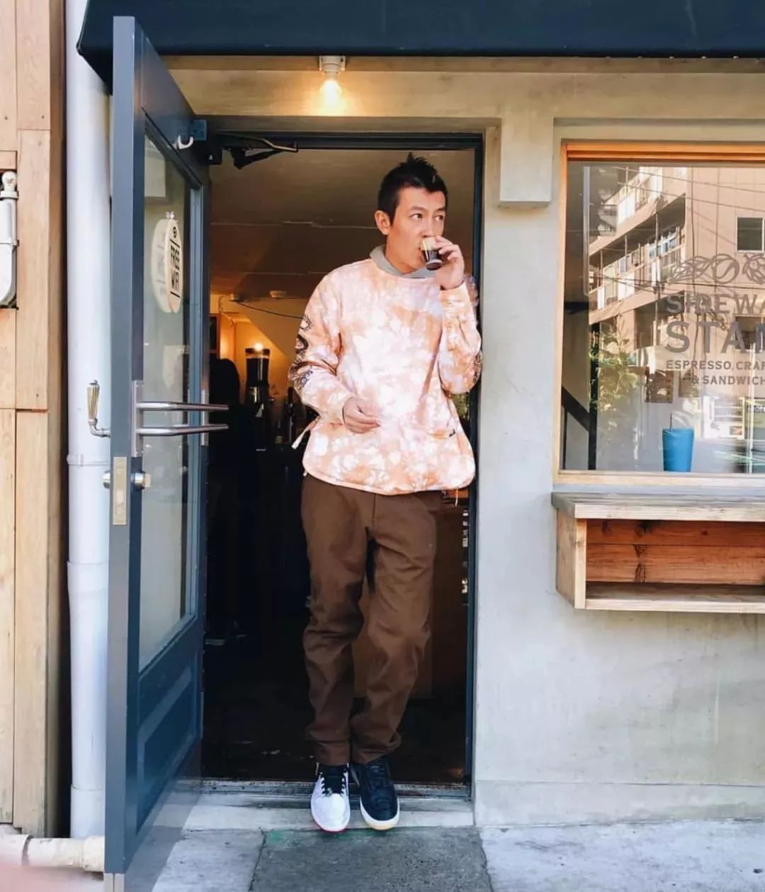 在中国品牌与球鞋的联名产品中,陈冠希 clot 的丝绸系列是异常火爆,也