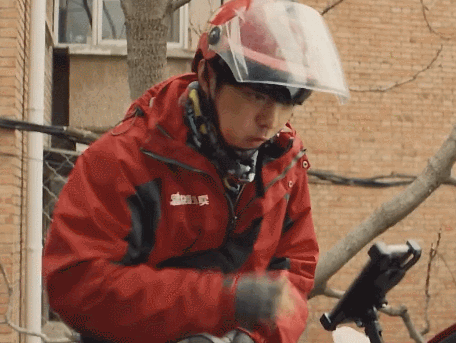 肖战用外卖员压轴,揉肚子狼吞虎咽,接视频的细节反应打工仔现状