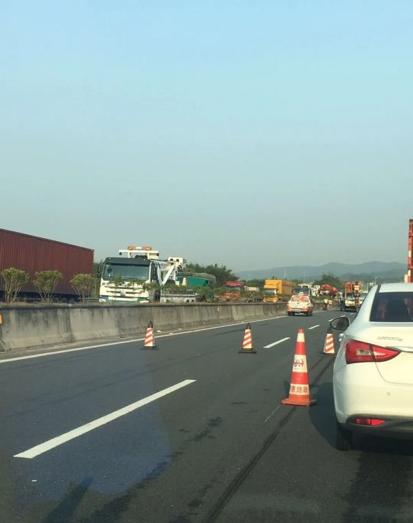 紧急提醒!因货车追尾今早甬莞高速揭西大溪至金和段造成拥堵