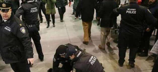 乌克兰名模机场被抓 险些挣脱警方逃走 美方怎么下得了手 看点快报