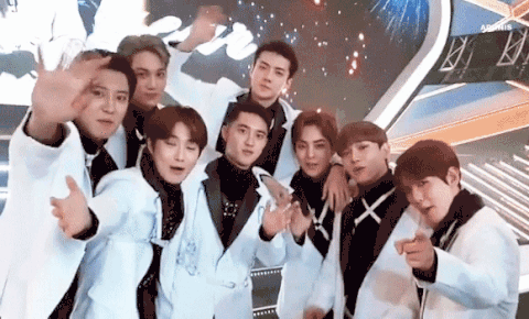 出道八年成顶级男团,exo成员泪洒舞台:以后的青春也拜托了!