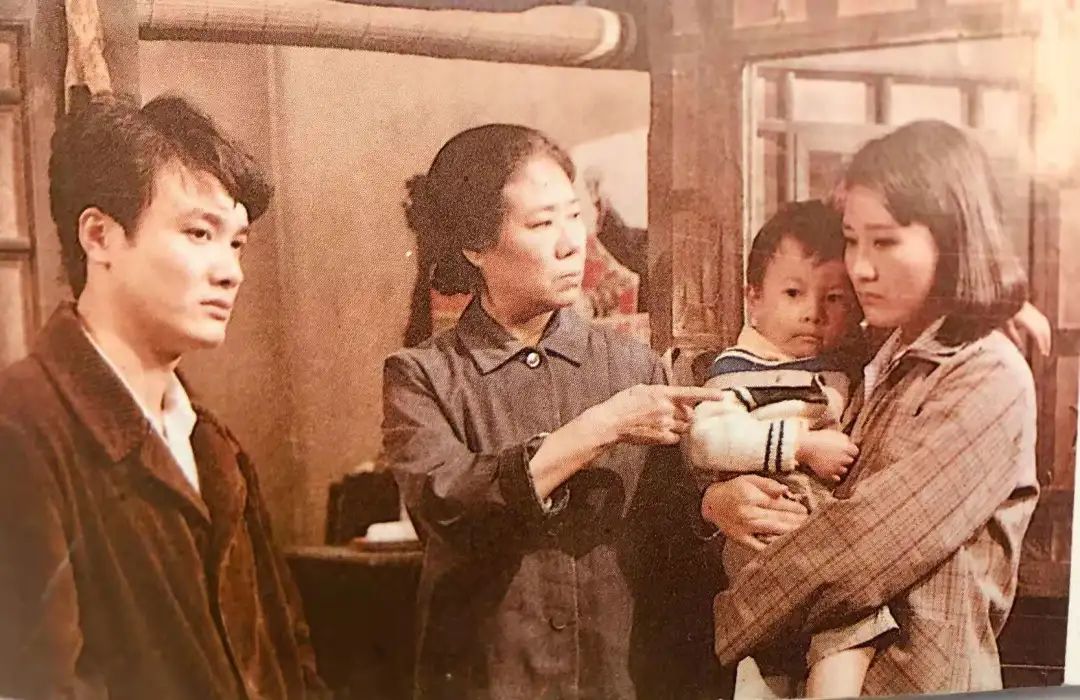 《渴望》剧照 一天中午,鲁晓威导演在和张凯丽讨论怎么能够让团里