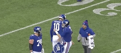 nfl征程 在第三周就成为了球队替补 新秀丹尼尔-琼斯接管了四分卫位置