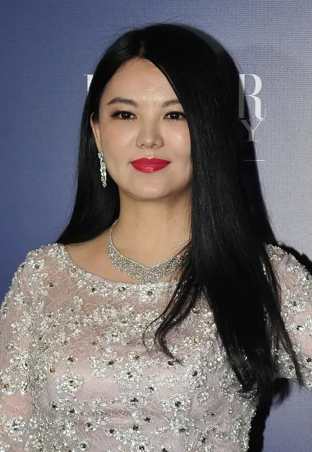 李湘中年发福太严重,穿白色婚纱连衣裙配长直发,至少有130斤