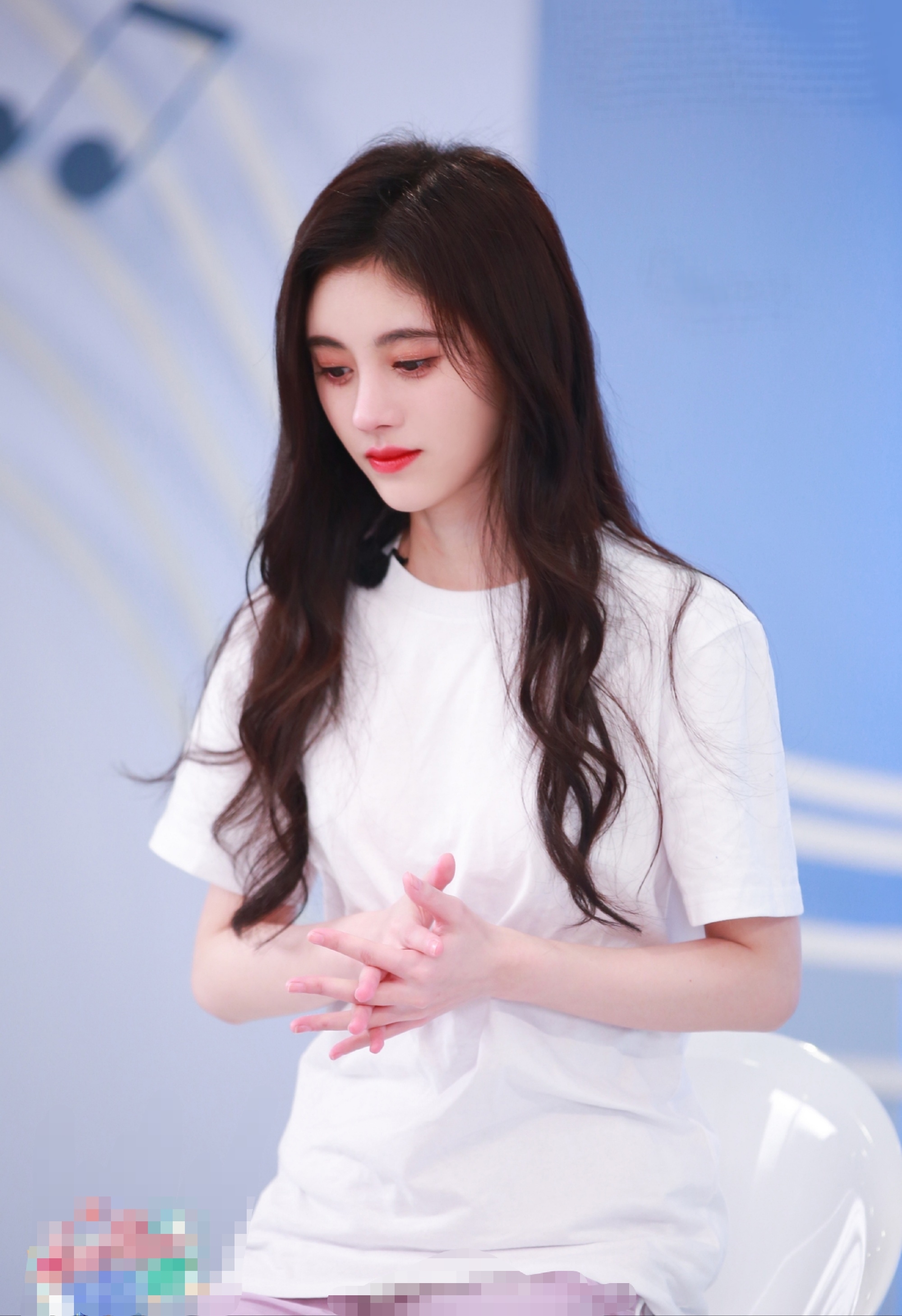 鞠婧祎最新节目造型曝光,穿纯白t也好看,不愧是